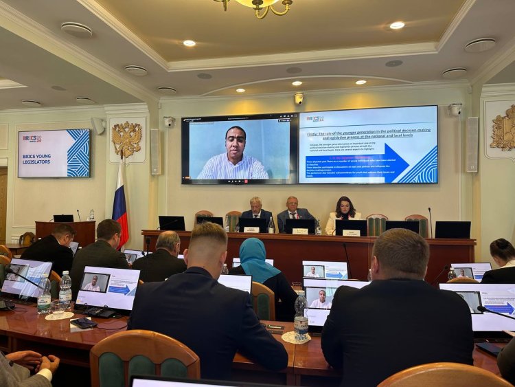 Representando a Egipto dentro de los BRICS... Ghazaly hablando en el Foro de Jóvenes Legisladores de Rusia
