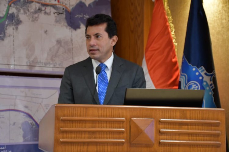 Sous le titre "Canal de Suez, artère vitale"... Le président de l'Autorité du canal de Suez accueille la délégation de la bourse Nasser pour le leadership international