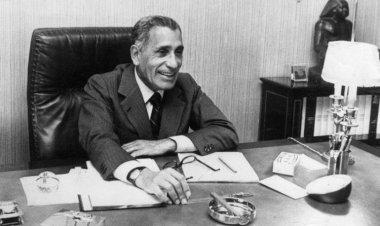 Siku moja...  Heikal atoa «Al-Ahram» kwa Abdel Qader Hatem baada ya uamuzi wa Sadat wa kumtimua katika urais wake na baada ya kumuaga kiongozi wa Ufaransa Francois Mitterrand