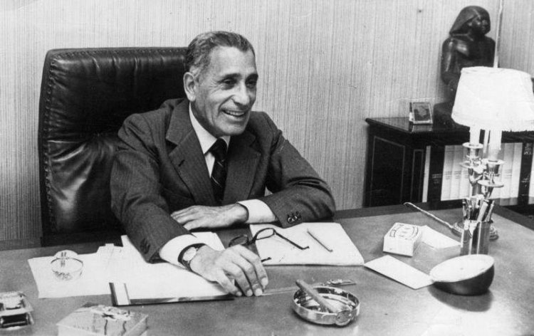 Siku moja...  Heikal atoa «Al-Ahram» kwa Abdel Qader Hatem baada ya uamuzi wa Sadat wa kumtimua katika urais wake na baada ya kumuaga kiongozi wa Ufaransa Francois Mitterrand