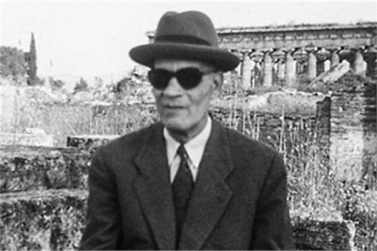 Siku moja... Balozi wa Italia alimkabidhi Mkuu wa Fasihi ya Kiarabu, Taha Hussein, shahada ya udaktari wa heshima kutoka Chuo Kikuu cha Palermo na tafsiri ya Kiitalia ya wasifu wa “Siku”