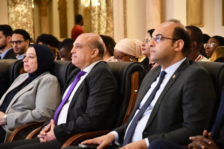 Les dirigeants du Centre d’information et d’aide à la prise de décision échangent avec les participants de la Bourse Nasser pour le leadership international lors de la huitième journée