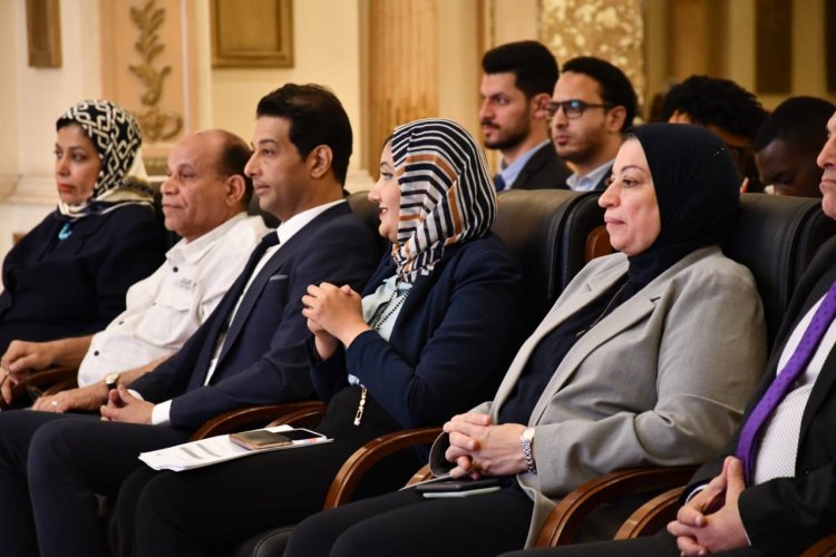 Les dirigeants du Centre d’information et d’aide à la prise de décision échangent avec les participants de la Bourse Nasser pour le leadership international lors de la huitième journée
