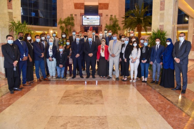 La bourse « Nasser pour le leadership international » en visite à l’Organisation arabe pour l’industrialisation dans le cadre des activités de la huitième journée