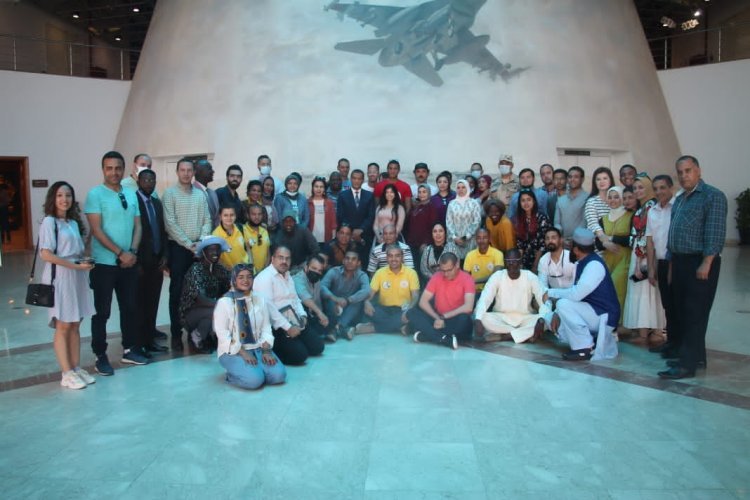 La Bourse « Nasser pour le leadership international » visite le Musée des Forces aériennes lors des activités de la septième journée