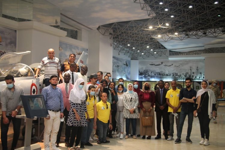 La Bourse « Nasser pour le leadership international » visite le Musée des Forces aériennes lors des activités de la septième journée