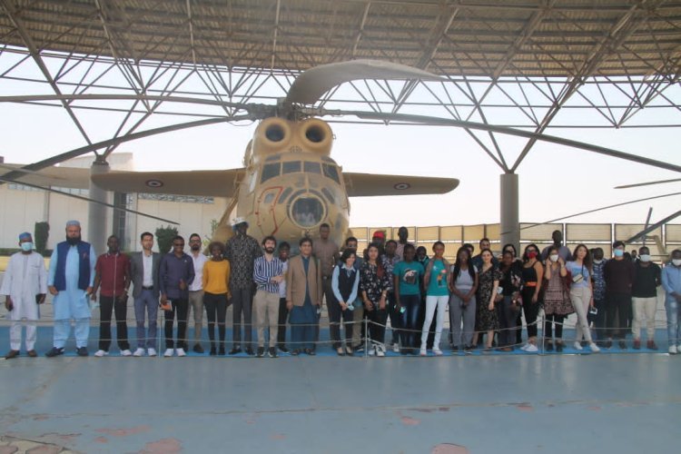 La Bourse « Nasser pour le leadership international » visite le Musée des Forces aériennes lors des activités de la septième journée