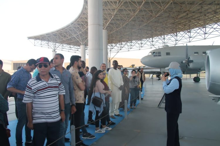 La Bourse « Nasser pour le leadership international » visite le Musée des Forces aériennes lors des activités de la septième journée