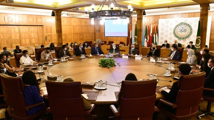 Les participants à la Bourse Nasser pour le leadership international débutent la deuxième journée par une visite à la Ligue arabe