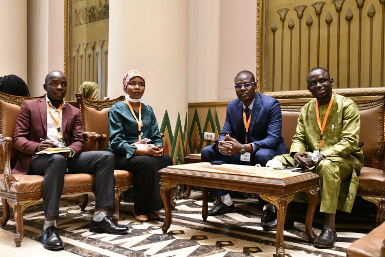 Les participants à la Bourse Nasser pour le leadership international débutent la deuxième journée par une visite à la Ligue arabe