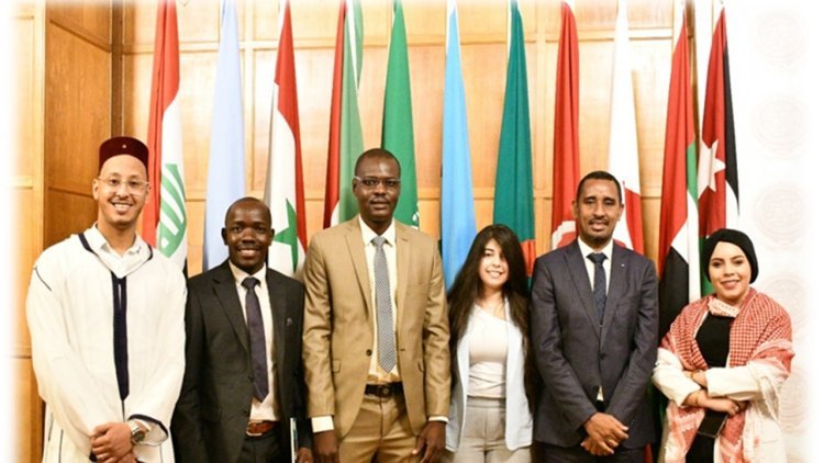 Les participants à la Bourse Nasser pour le leadership international débutent la deuxième journée par une visite à la Ligue arabe
