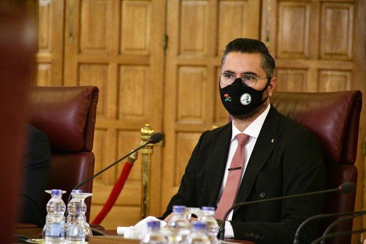 Les participants à la Bourse Nasser pour le leadership international débutent la deuxième journée par une visite à la Ligue arabe